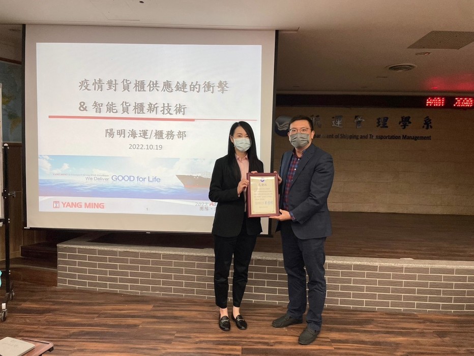 蔡豐明主任致贈李寶琳協理感謝狀