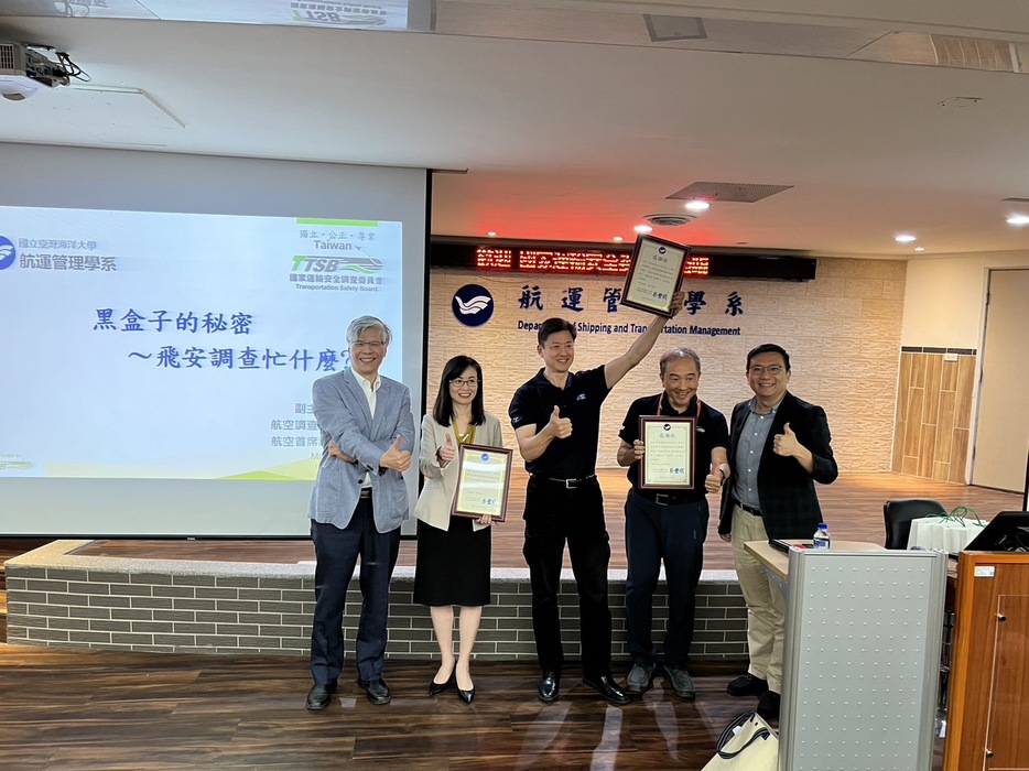 蔡豐明主任及盧華安教授一同致贈感謝狀