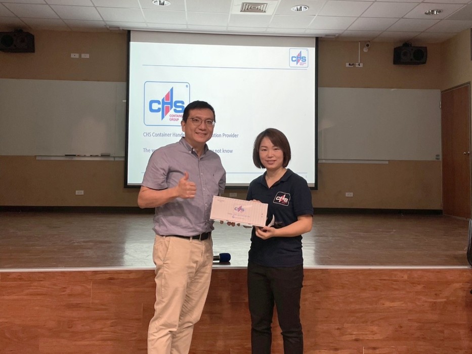 蔡豐明主任致贈張海麗總監感謝狀