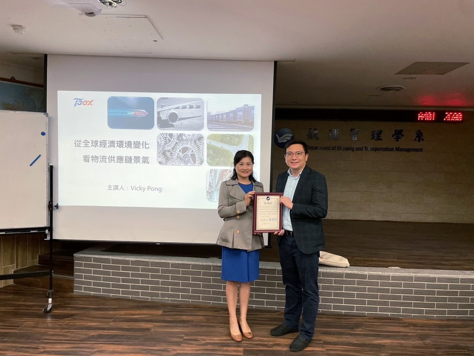 蔡豐明主任致贈彭玉君總經理感謝狀