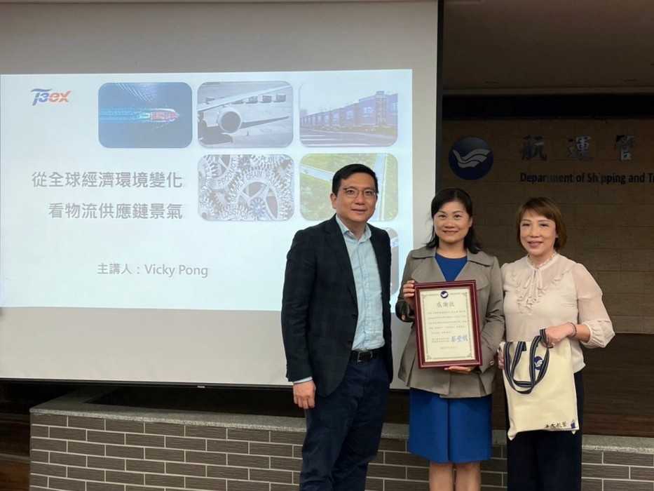蔡豐明主任與彭玉君總經理及其人資部主管合影留念