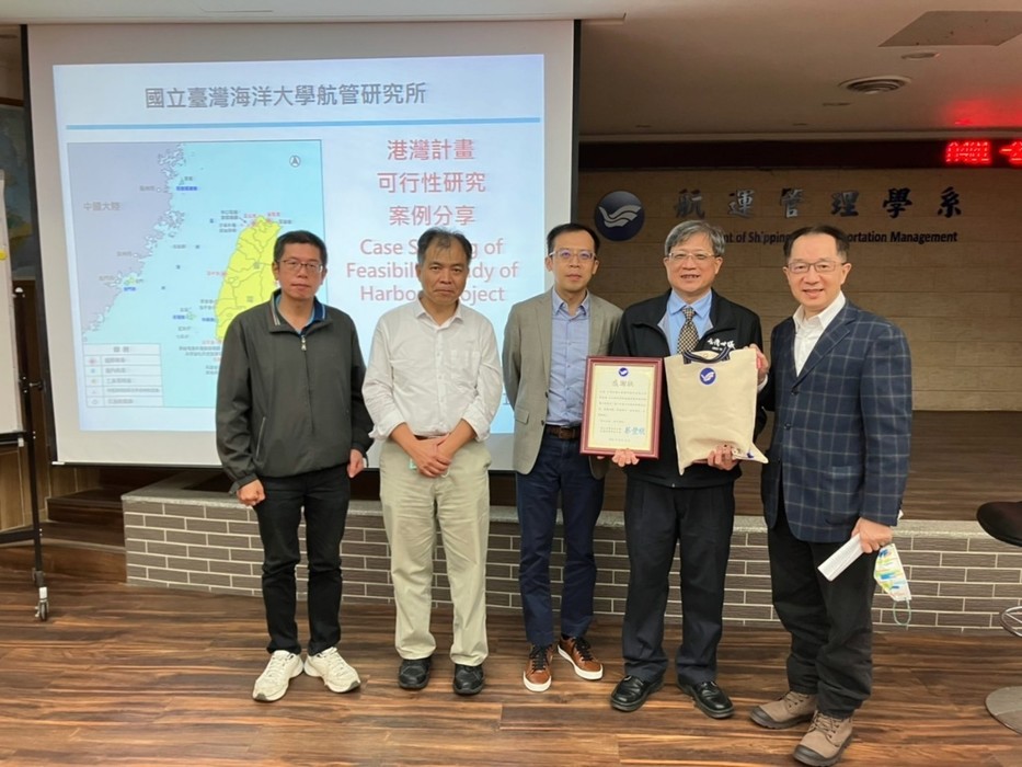 鍾政棋院長致贈張正工程師感謝狀並與曾柏興副教授、林泰誠教授、蔡信華助理教授合影留念